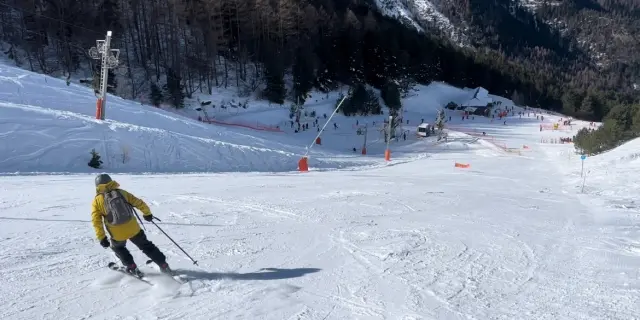 Ski alpin en montagne avec des skieurs et des remontées mécaniques
