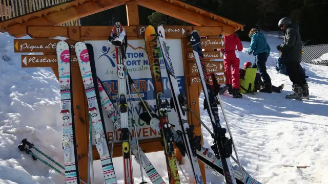 Piste de ski avec location de skis et snowboards