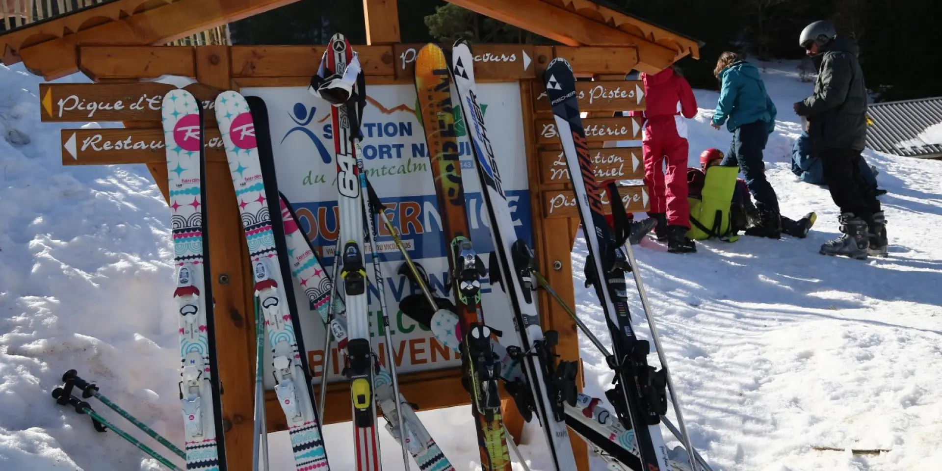 Piste de ski avec location de skis et snowboards