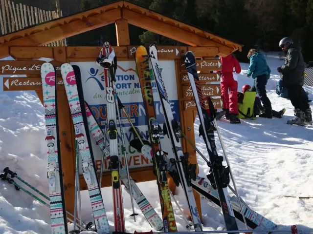 Piste de ski avec location de skis et snowboards