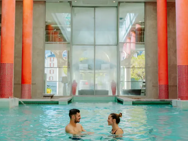 Dos personas en un spa interior