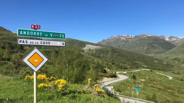 Señal de carretera que indica la dirección a Andorra y Pas de la Case