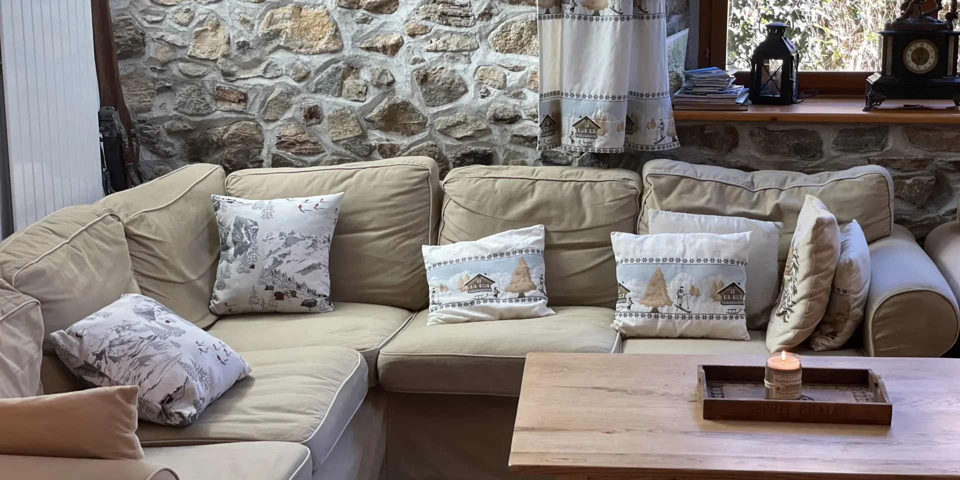 Salon avec canapé beige, coussins décoratifs