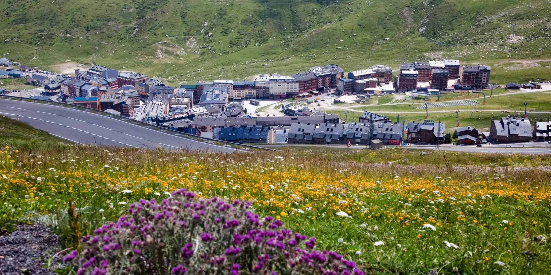 Station de ski avec des bâtiments et des routes sinueuses