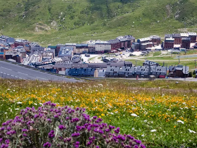 Station de ski avec des bâtiments et des routes sinueuses