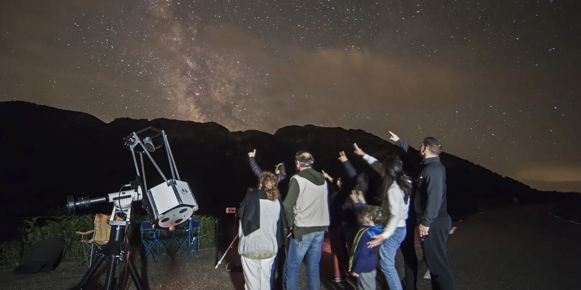 Groupe de personnes observant les étoiles avec un télescope