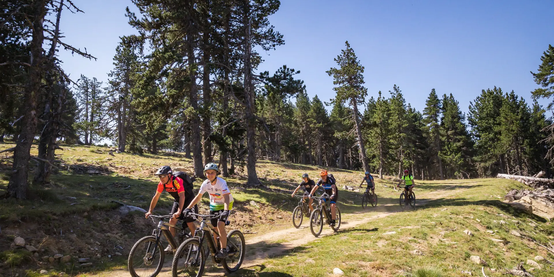 Groupe de cyclistes sur un sentier de montagne