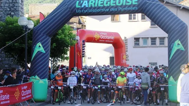 Un groupe de cyclistes se prépare à partir pour la cyclosportive Ariégeoise