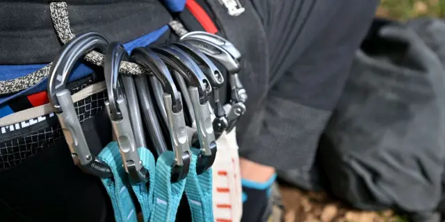Ensemble de mousquetons accrochés à une ceinture d'escalade