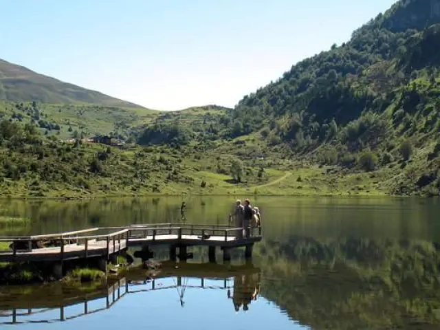 Deux personnes sur un ponton au bord d'un lac de montagne