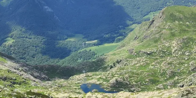 Vue panoramique de montagnes verdoyantes avec des vallées et des lacs