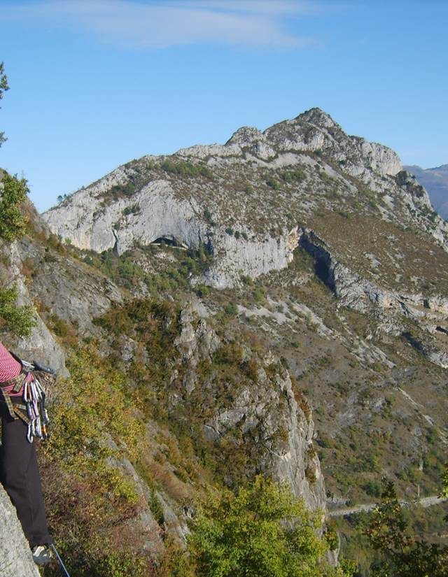 Une personne en train d'escalader une paroi rocheuse en montagne