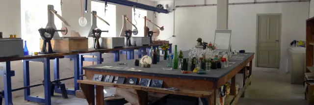 Atelier avec des machines industrielles et des outils de travail