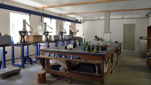 Atelier avec des machines industrielles et des outils de travail