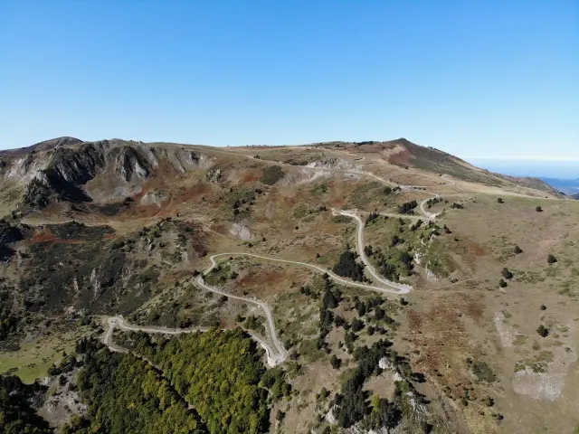 Route sinueuse traversant une montagne aride