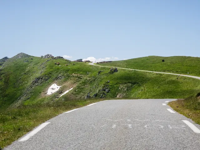 Route sinueuse traversant une montagne verdoyante