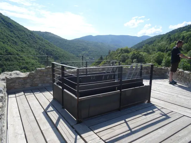 Vue panoramique depuis un belvédère avec des montagnes verdoyantes en arrière-plan