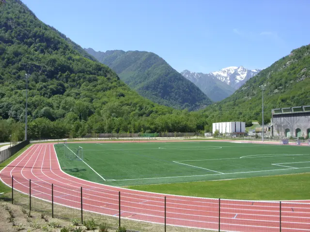 Stade de sport entouré de montagnes vertes
