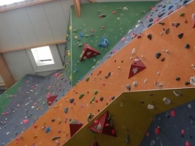 Mur d'escalade avec prises de couleur variée