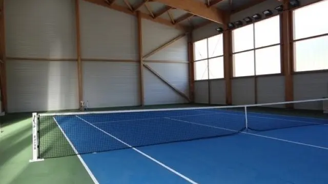 Court de tennis intérieur avec un filet au centre