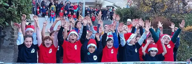 Groupe d'enfants en uniforme sportif levant les bras en signe de victoire