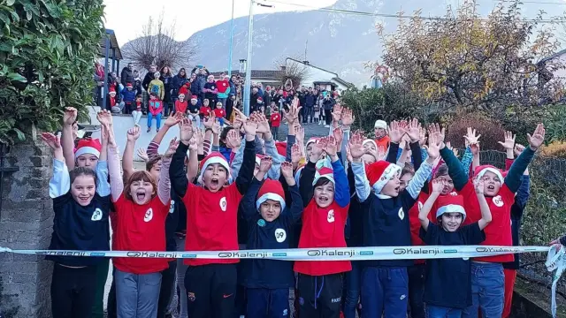 Groupe d'enfants en uniforme sportif levant les bras en signe de victoire