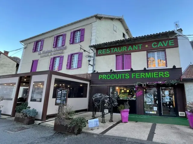 la Maison Lacube Façade d'un restaurant avec des produits fermiers