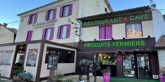 la Maison Lacube Façade d'un restaurant avec des produits fermiers