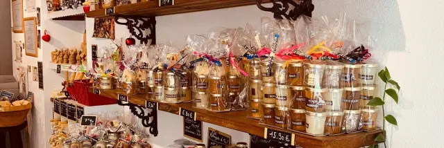 Étagères remplies de pots de miel et de produits artisanaux