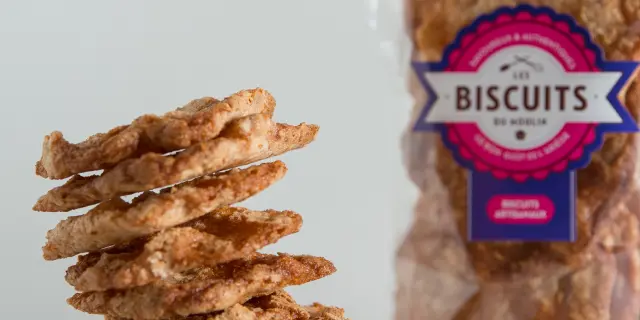 les biscuits du moulin Paquet de biscuits croustillants avec une pile de biscuits à côté