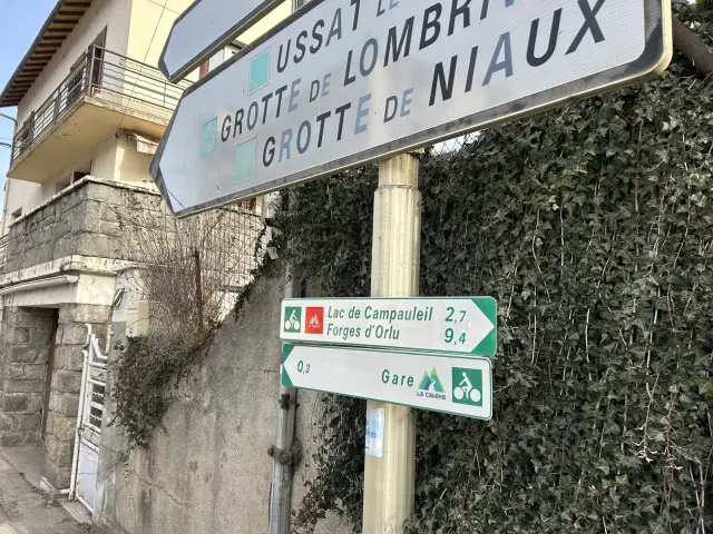 Panneaux directionnels indiquant des lieux touristiques et des distances