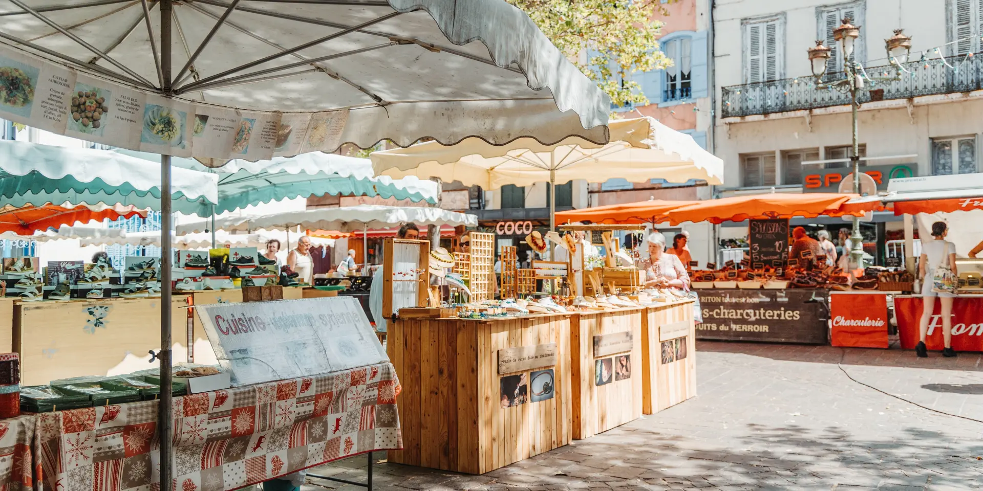 Marché de rue avec des stands de nourriture et des gens qui font leurs achats