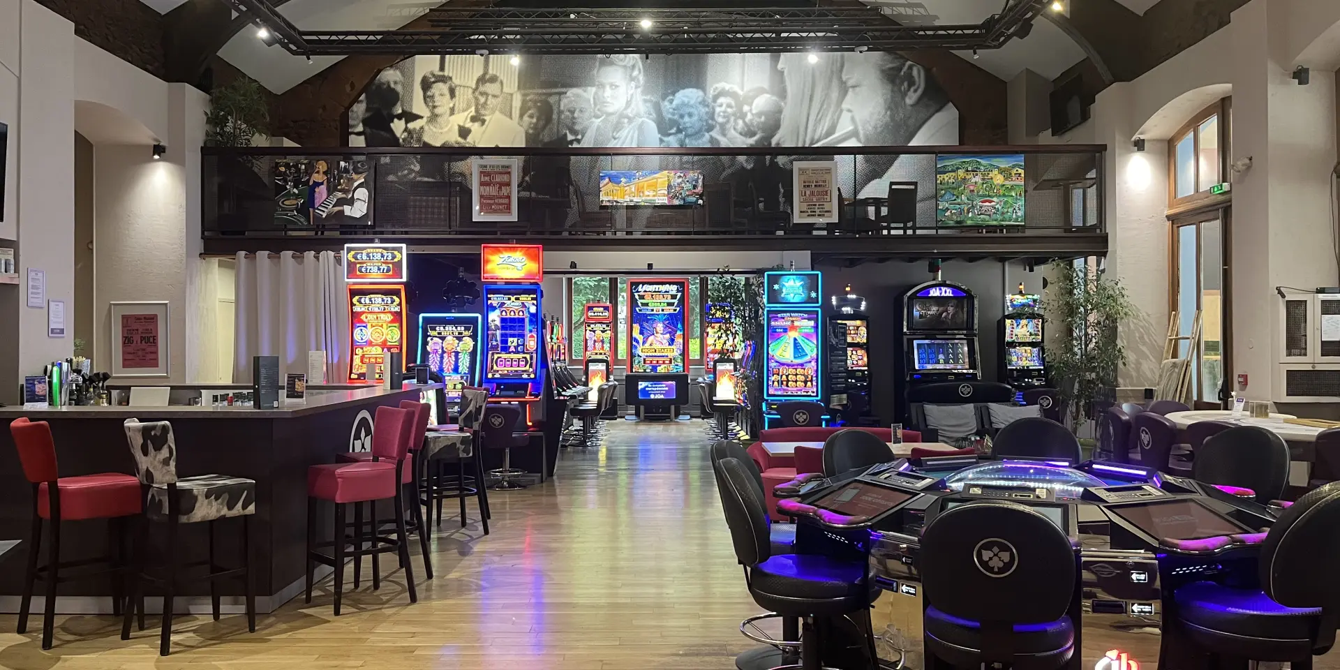 Salle de jeux avec machines à sous et tables de poker
