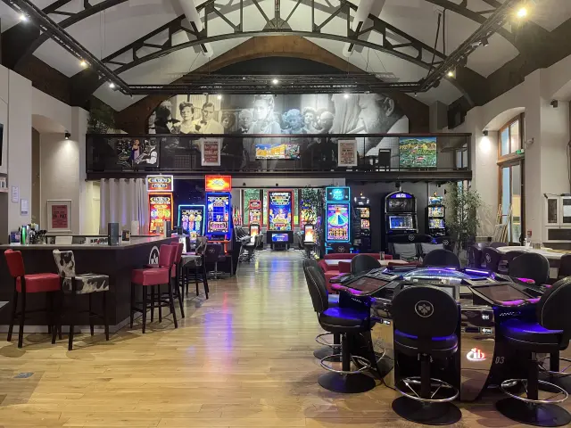 Salle de jeux avec machines à sous et tables de poker