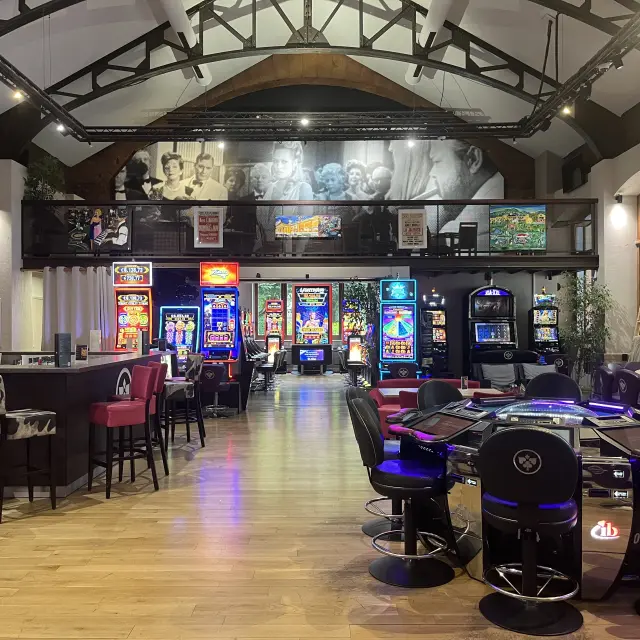 Salle de jeux avec machines à sous et tables de poker