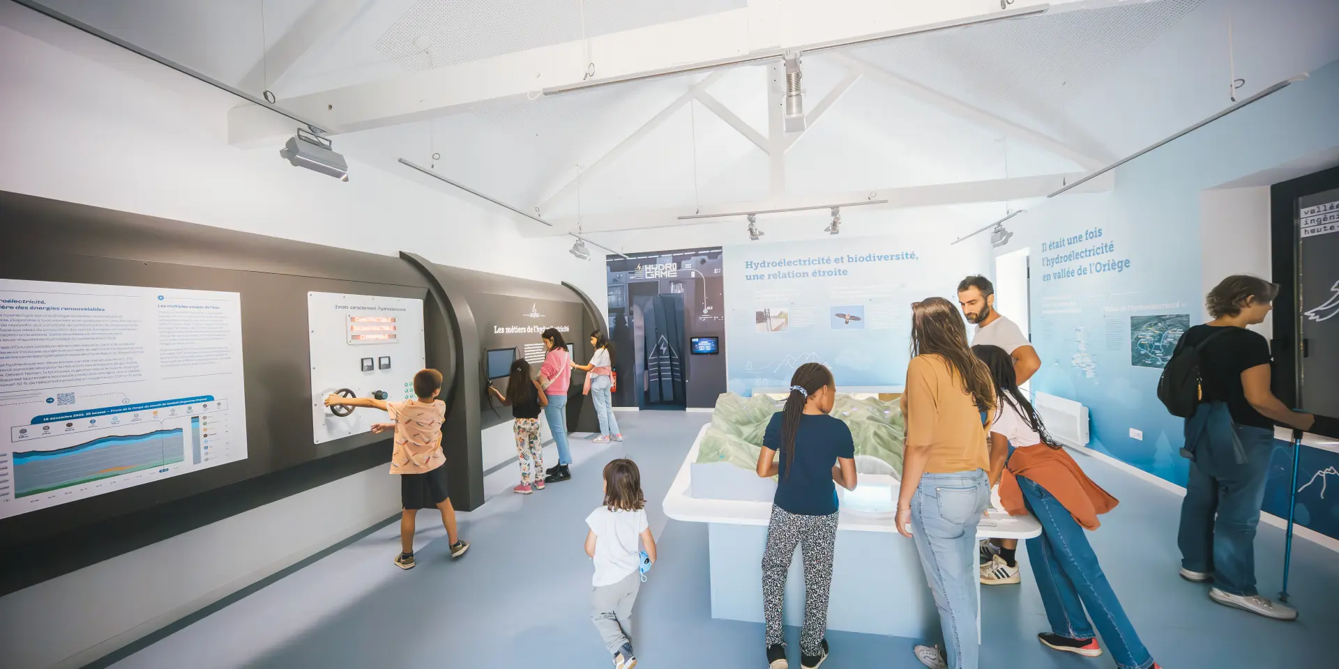 Groupe de personnes dans un musée interactif