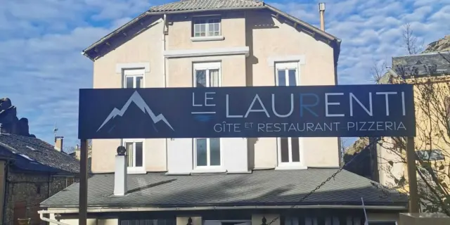 Façade d'un gîte et restaurant nommé Le Laurenti