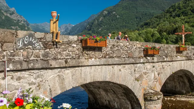 Pont de pierre avec des fleurs et des statues