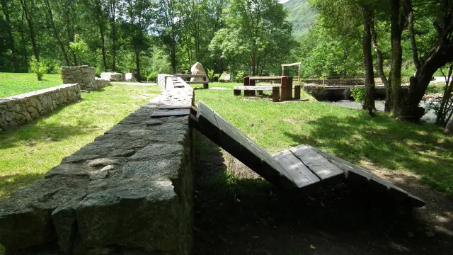 Ancien moulin en pierre dans une forêt