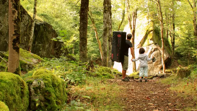 Deux personnes marchant sur un sentier forestier