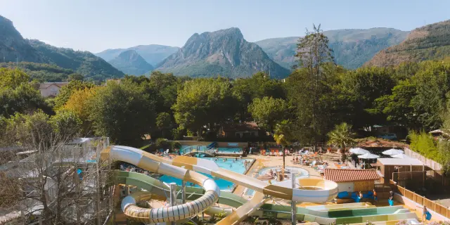 Vue aérienne au camping le pré lombard à tarascon sur Ariège parc aquatique avec des toboggans et des piscines