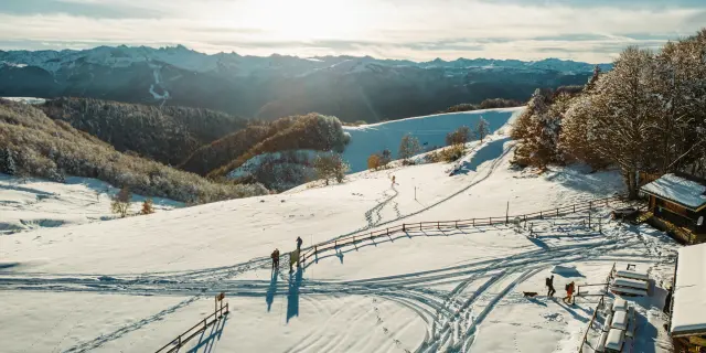 Paysage enneigé avec des pistes de ski et des montagnes en arrière-plan