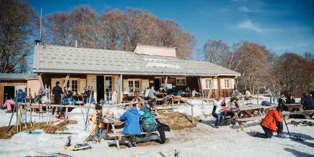 Groupe de skieurs devant un chalet en montagne