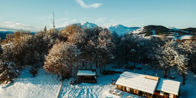 Station de ski avec des pistes enneigées et des chalets