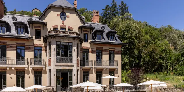 Hôtel avec terrasses et parasols en pleine nature
