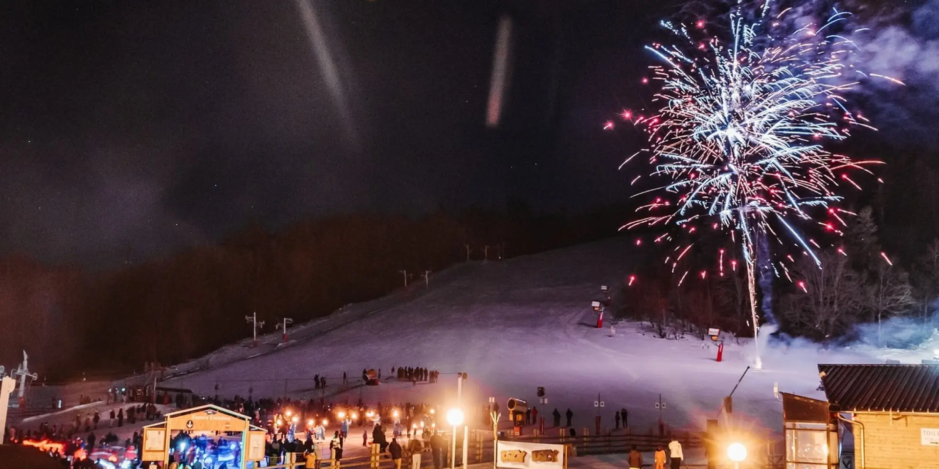 Feu d'artifice illuminant Ax 3 Domaines station de ski de nuit en Ariège