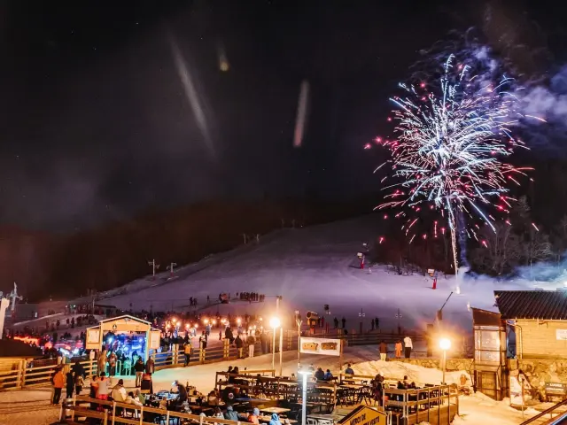 Feu d'artifice illuminant Ax 3 Domaines station de ski de nuit en Ariège