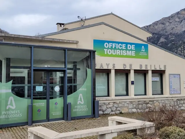 Façade de l'office de tourisme des Pyrénées Ariégeoises au village de Les Cabannes