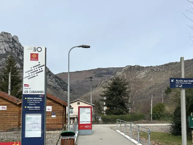 Accès Gare du village de Les Cabannes depuis le parking