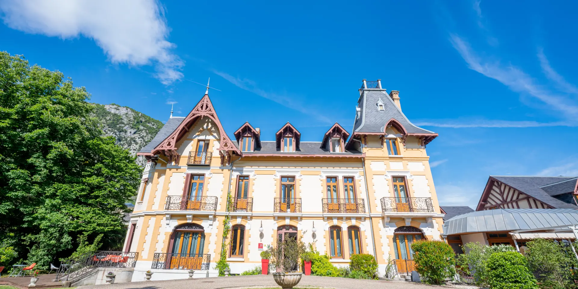 2022 Hotel Le Manoir Dagnes A Tarascon Sur Ariege. Facade Auteur Simon Mioni